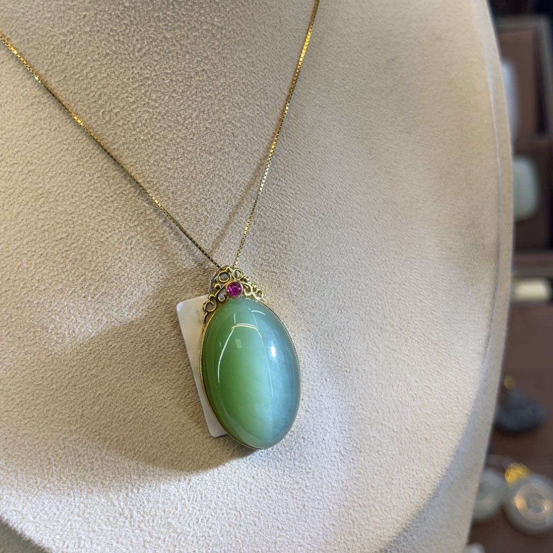 和田玉吊坠18K金镶嵌