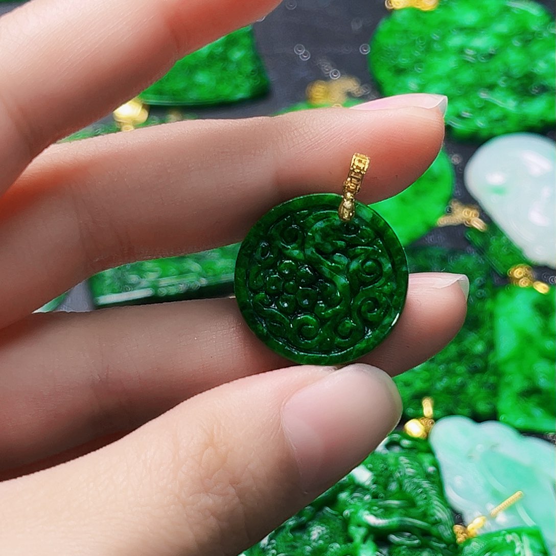 颈饰18K金镶嵌翡翠多样性