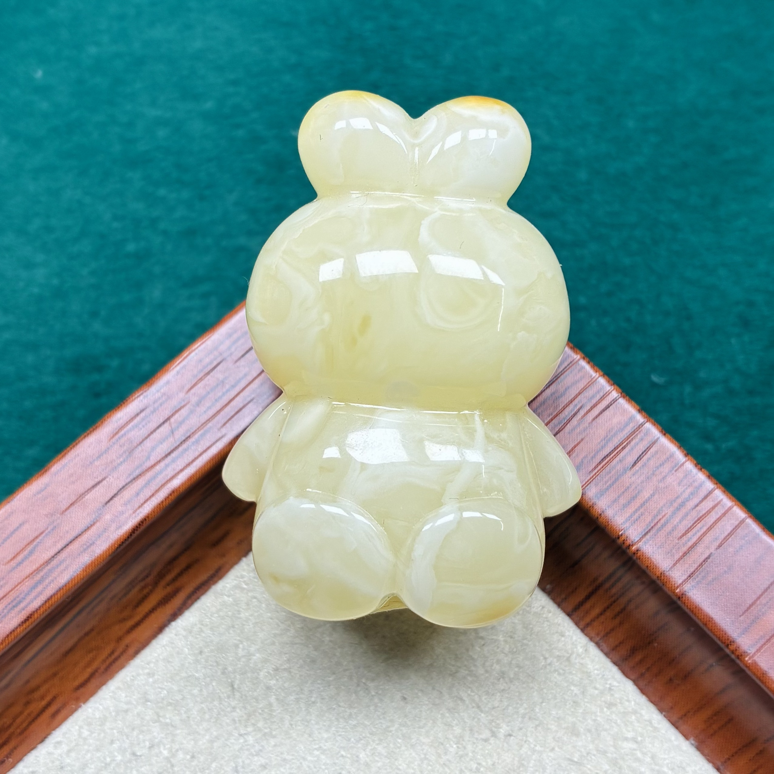 天然琥珀蜜蜡白蜡兔子。抖音基地发货，带证书 