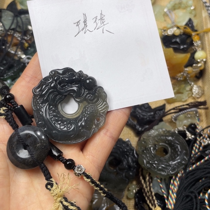 琪***恼蛇纹石玉合金颈饰