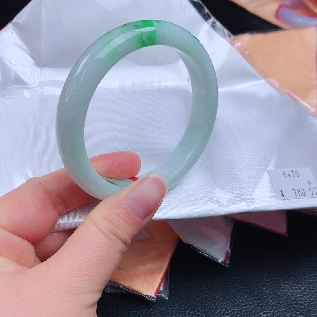翡翠手镯未镶嵌8410xcvvbbn