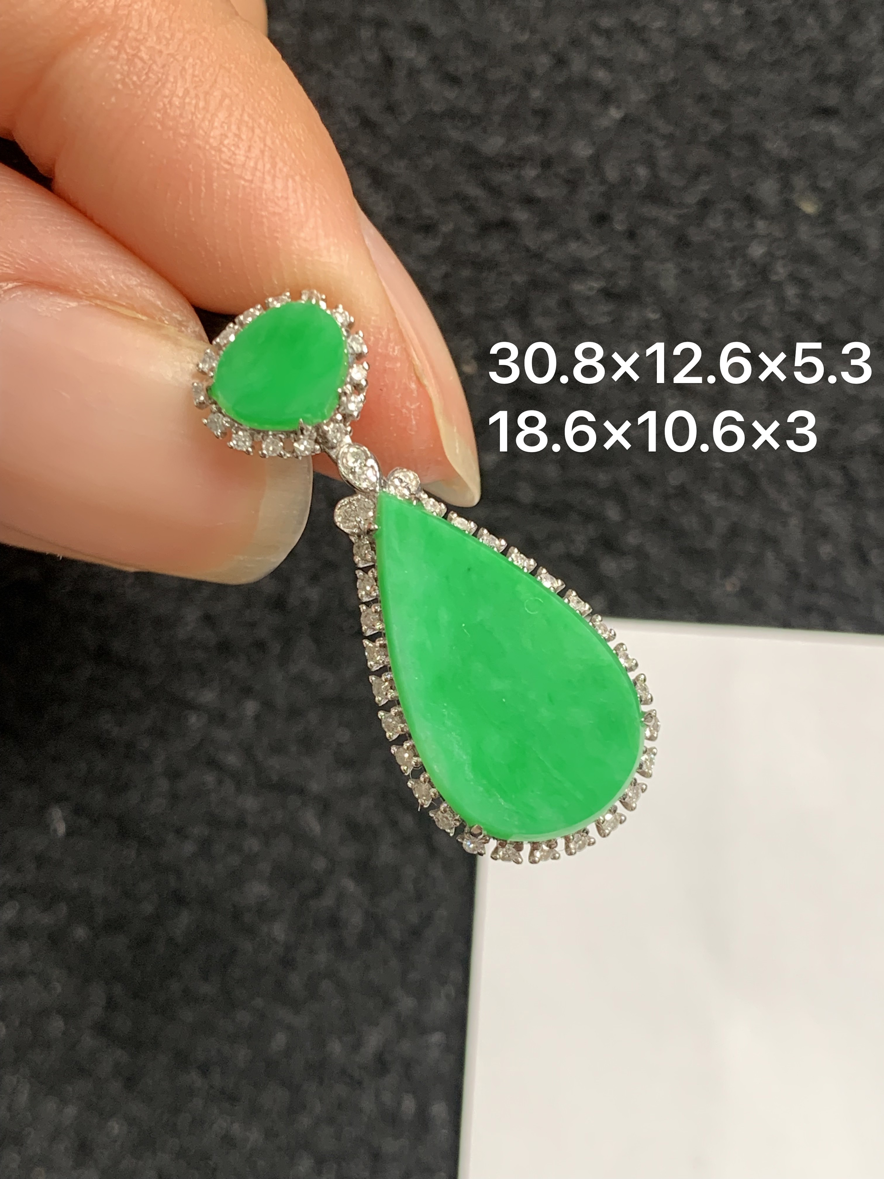 18K金镶嵌天然缅甸翡翠阳绿水滴吊坠