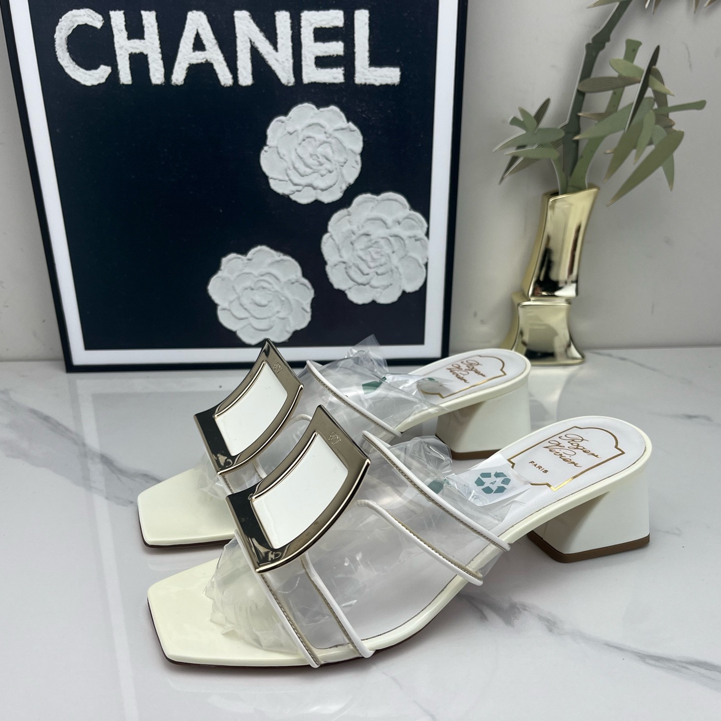 99新 Roger Vivier/罗杰·维威耶 RV 漆皮高跟鞋 38码/jm01590