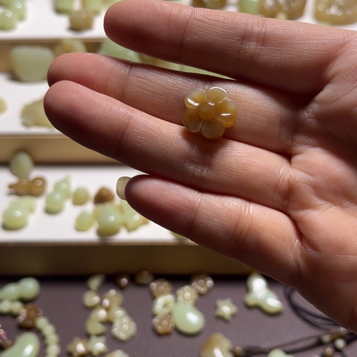 太****和田玉未镶嵌颈饰