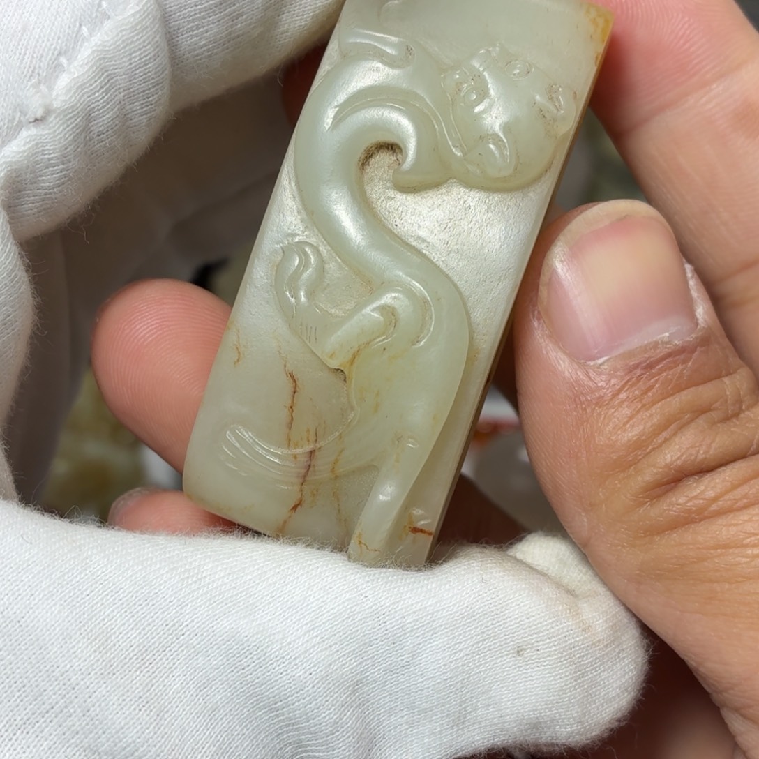 哈***陈和田玉未镶嵌颈饰