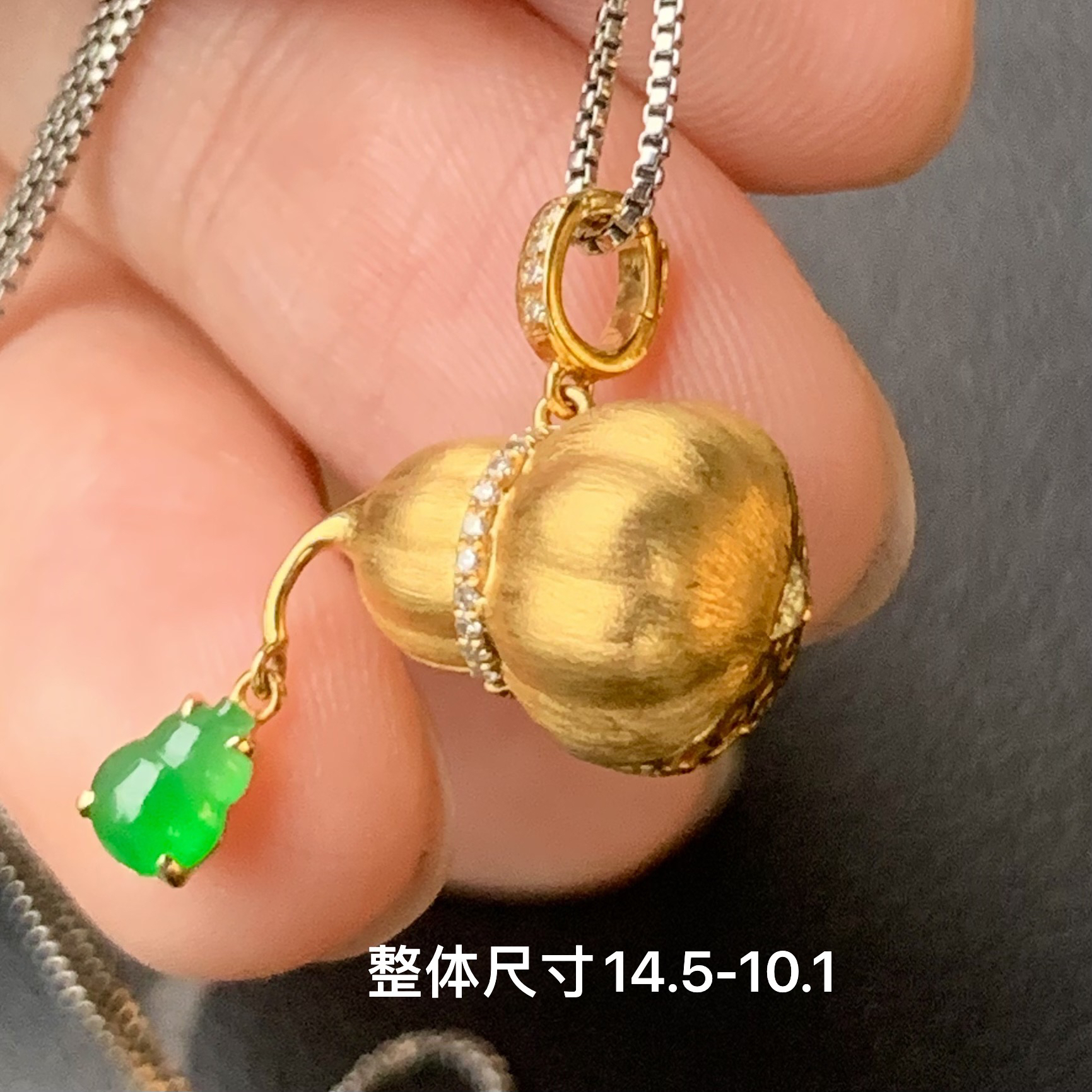 高冰满绿葫芦天然翡翠万能扣吊坠 镶嵌精致