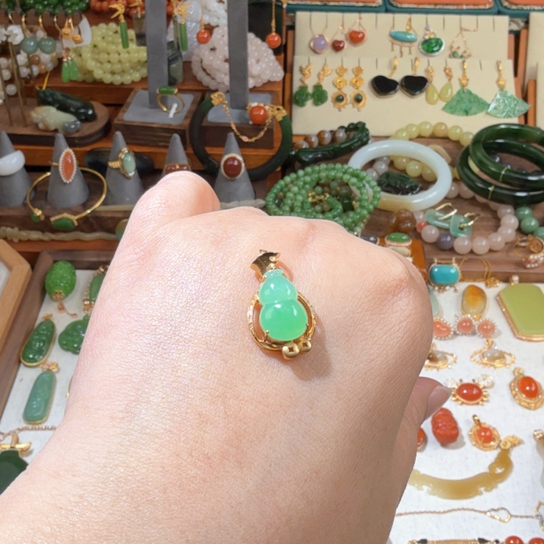 翡翠吊坠(不含链)18K金镶嵌木***了