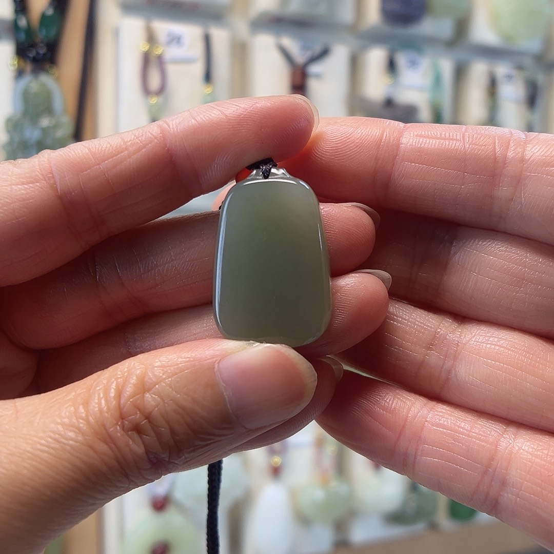 草***仙和田玉未镶嵌颈饰