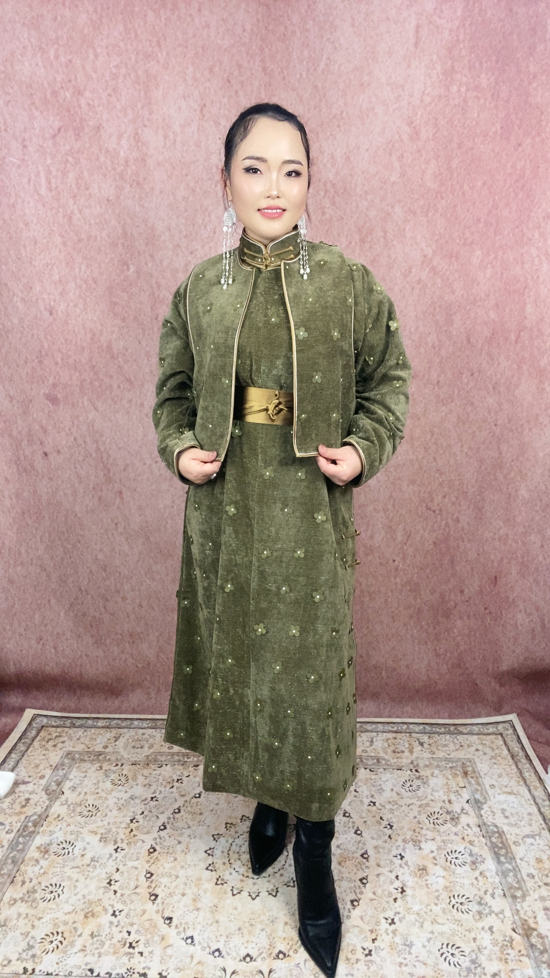 高端传统蒙古袍子，精致手工盘扣