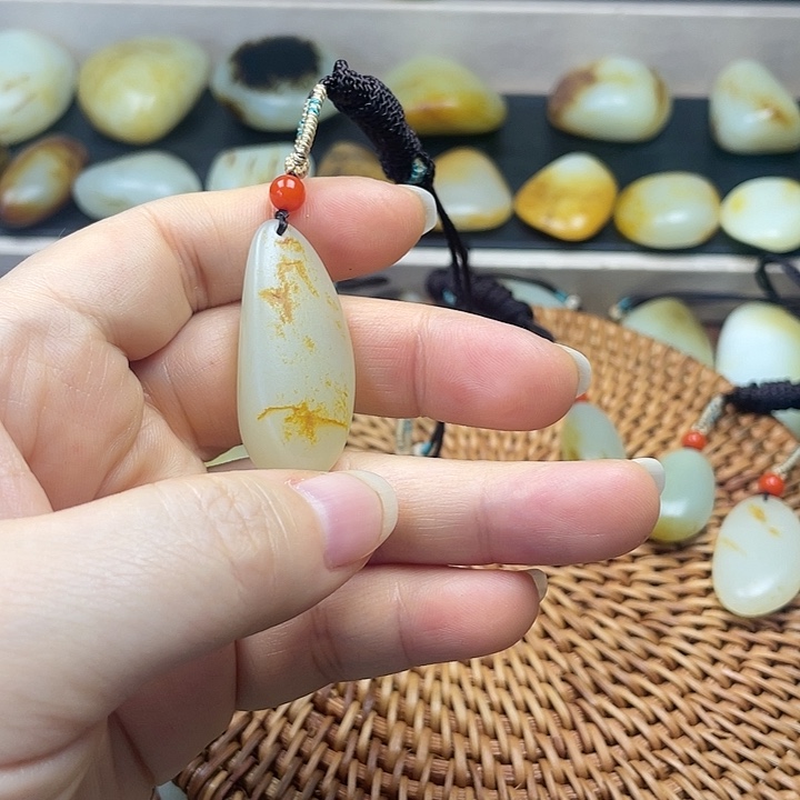 巽***风和田玉未镶嵌颈饰