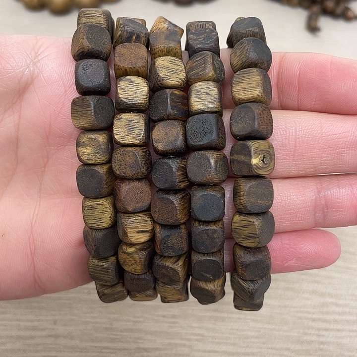 沉香手串九九沉0.8板头珠单圈