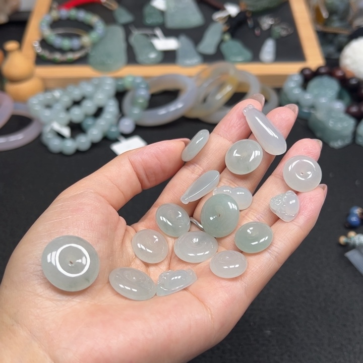 盛***家翡翠未镶嵌颈饰天然A货缅甸翡翠