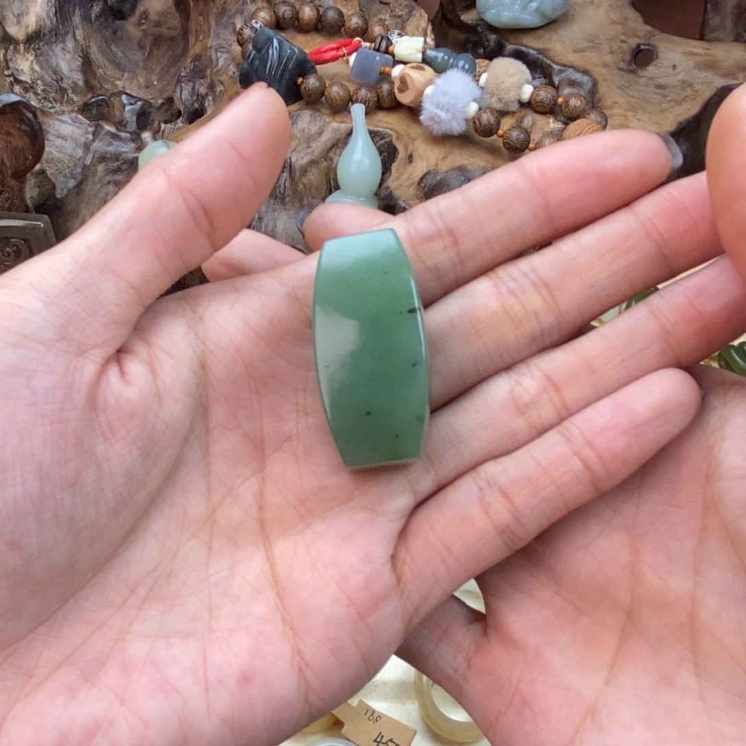 楚***婷和田玉（碧玉）未镶嵌颈饰