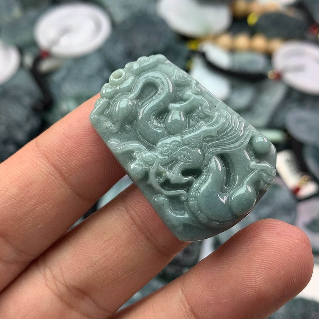 翡翠未镶嵌颈饰龙牌