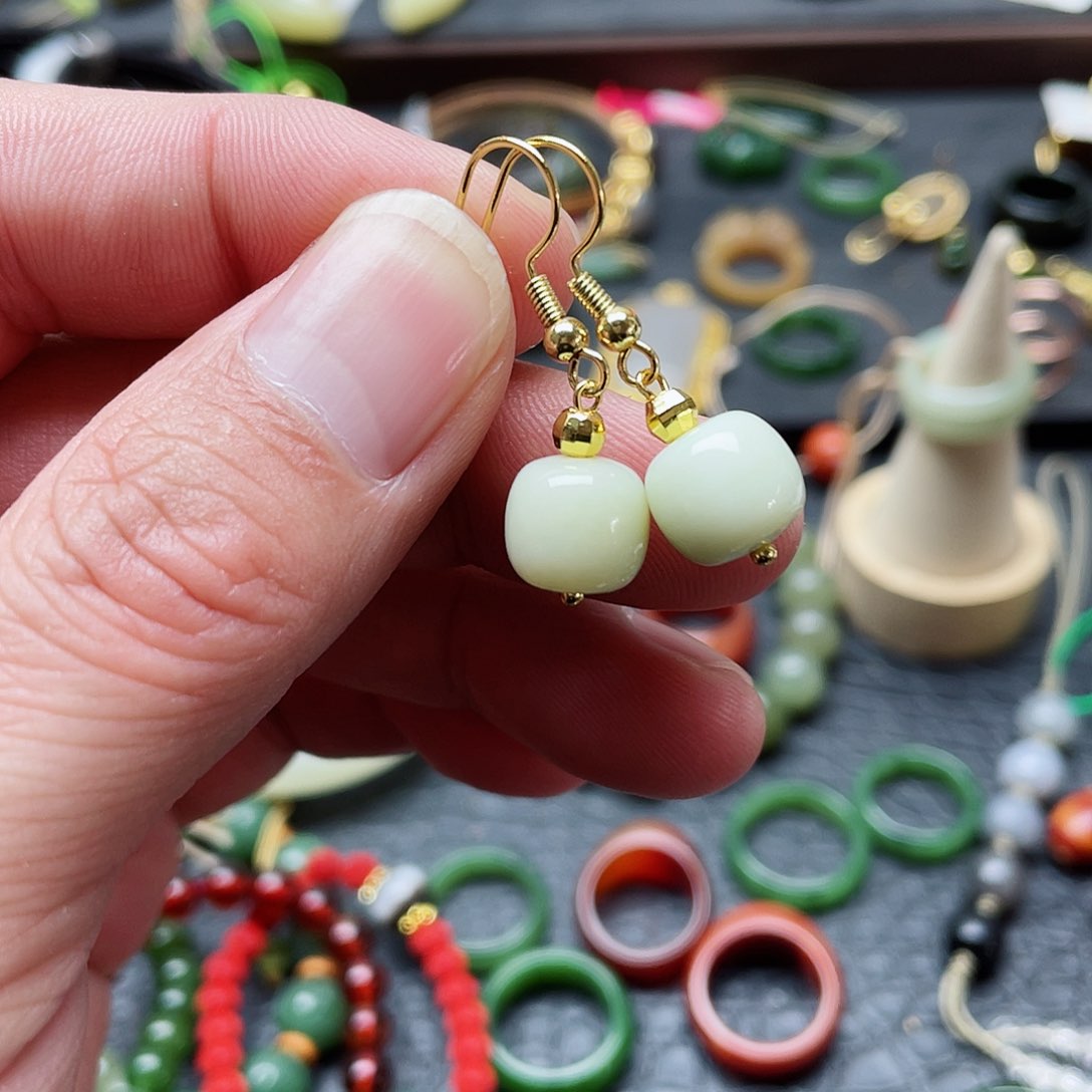 未镶嵌戒指和田玉耳饰