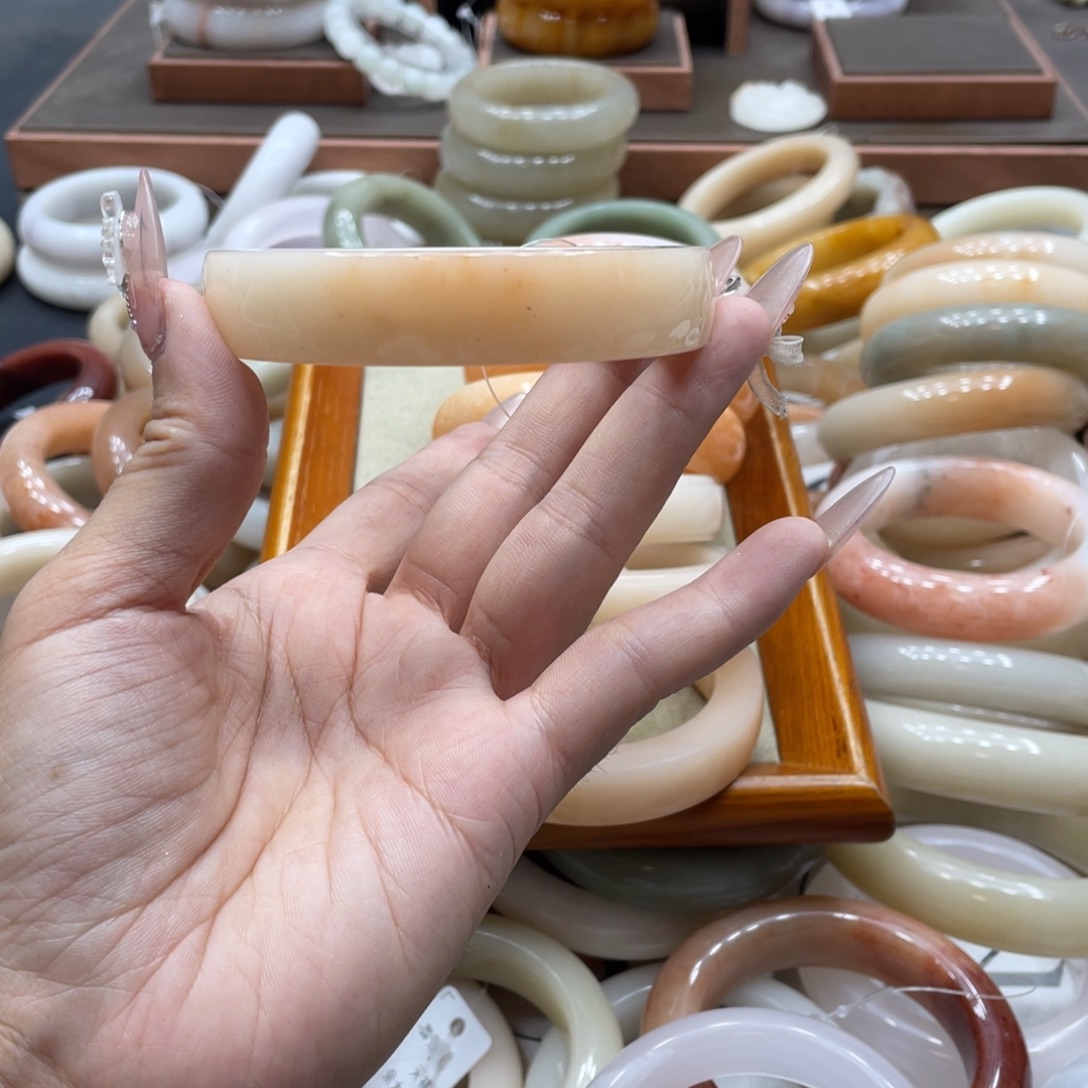 五***鱼石英质玉手镯未镶嵌