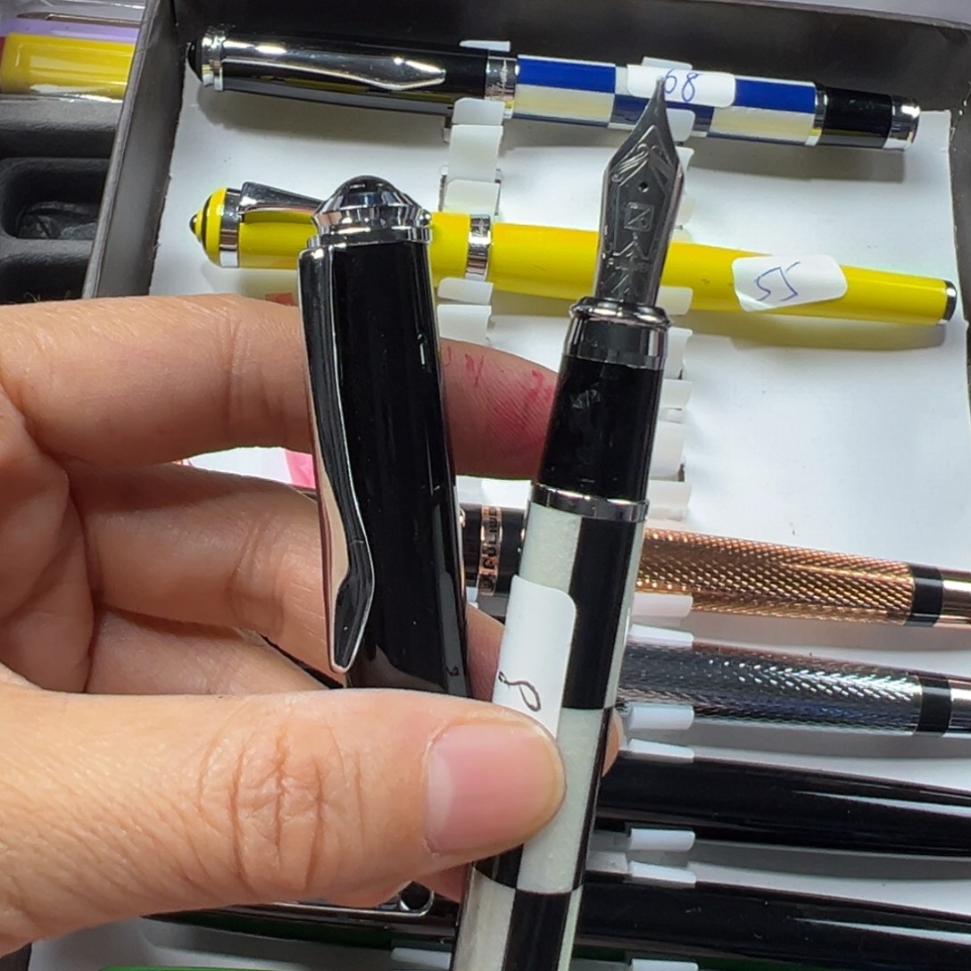 便携式富利文黑白色棋盘格礼品笔32大尖0.7粗细