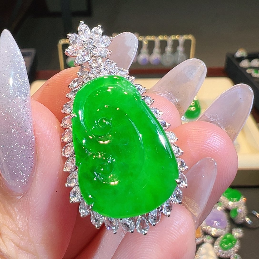 翡翠吊坠(不含链)18K金镶嵌翡翠