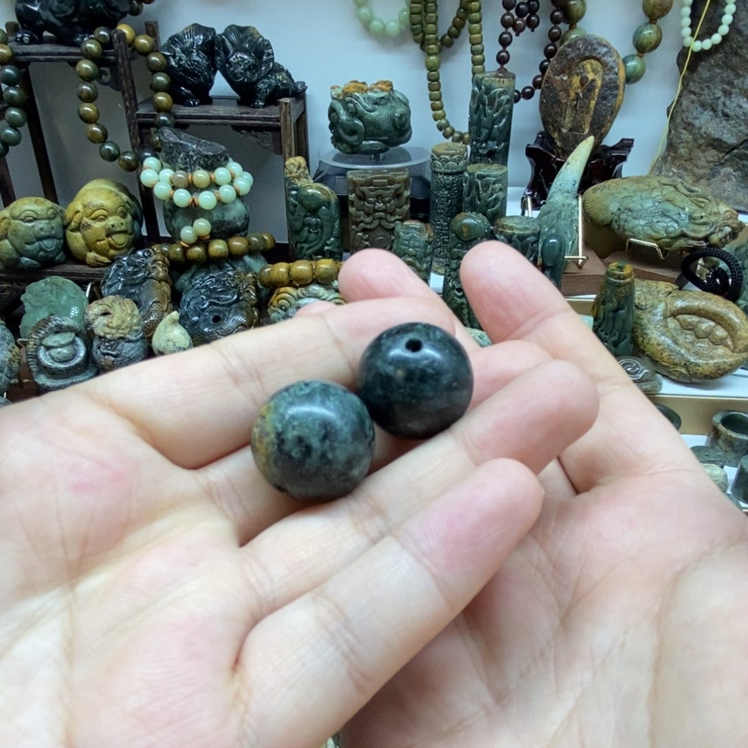 未镶嵌岫岩河磨玉（透闪石质玉）把件