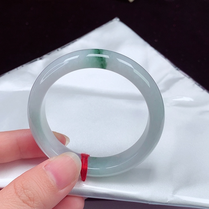 翡翠手镯未镶嵌翡翠