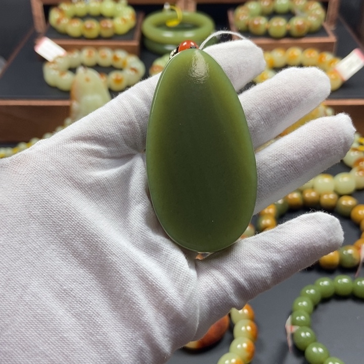 透闪石质玉未镶嵌颈饰