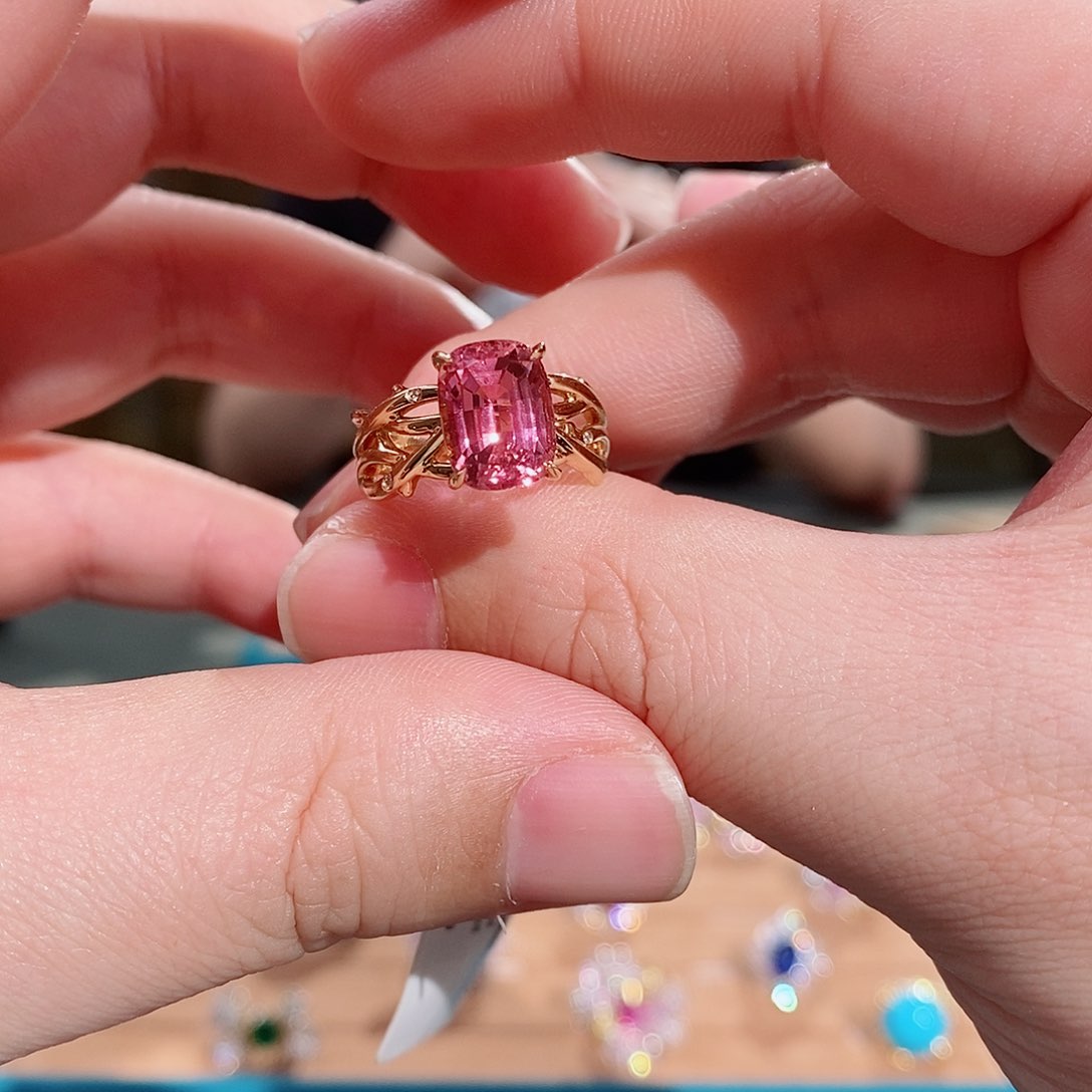 碧玺戒指18K金镶嵌樱花粉3.990克拉