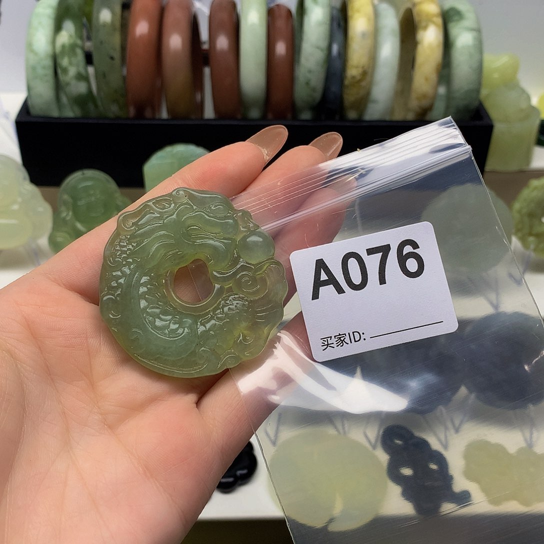 蛇纹石玉颈饰未镶嵌果****?