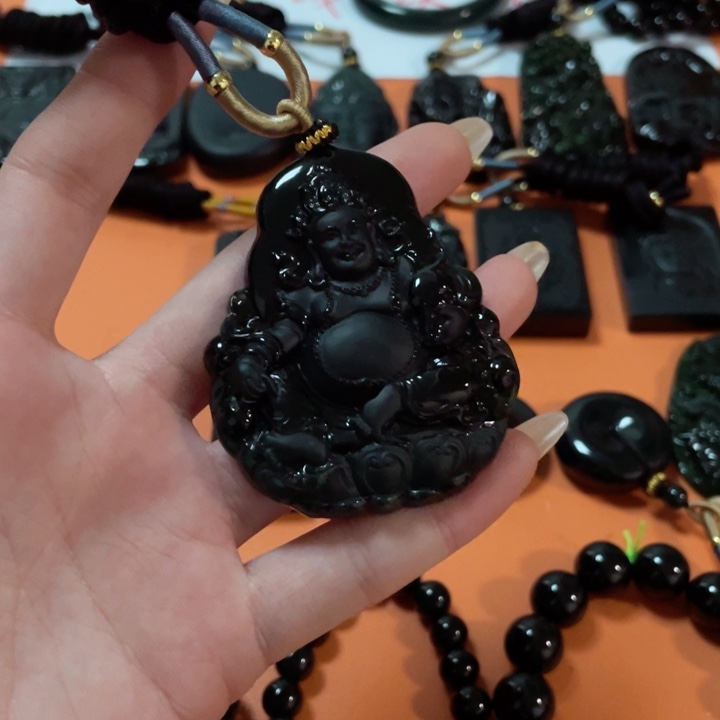 翡翠颈饰未镶嵌风****?