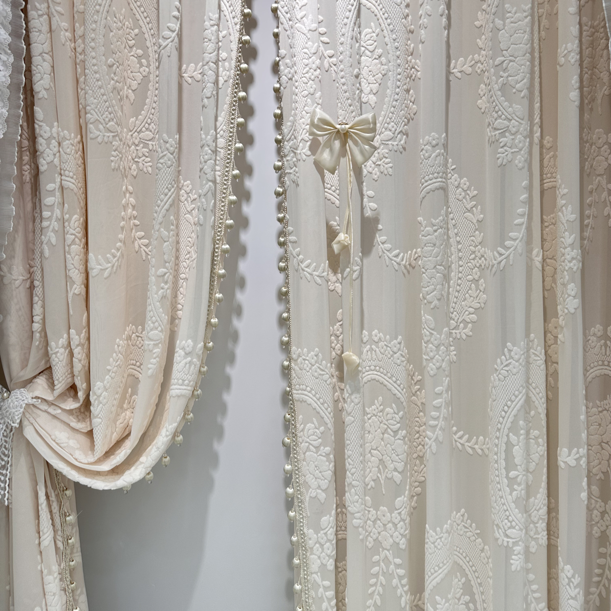 加厚法式奶油风香槟色浮雕立体镜中花透光不透人成品纱帘