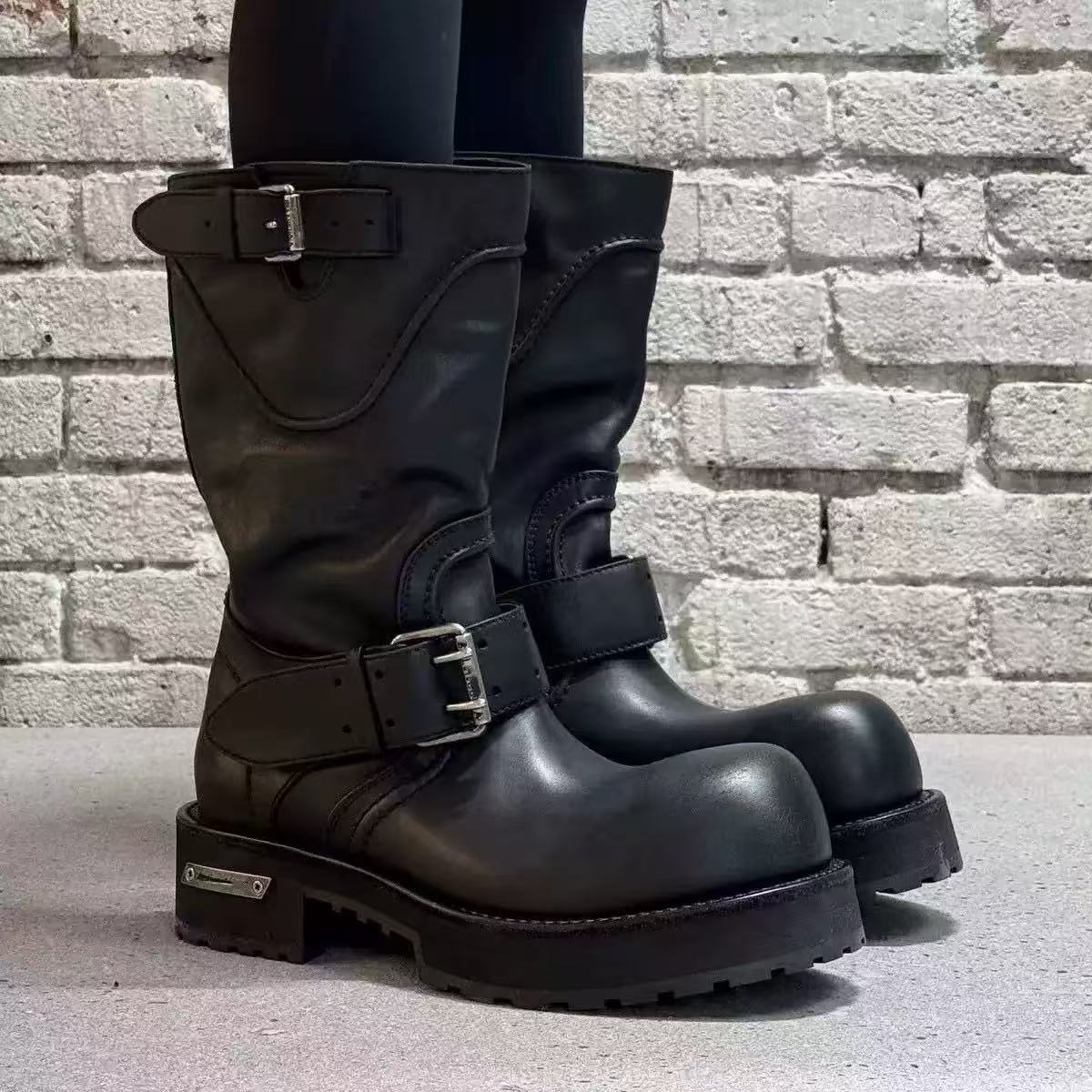 2025新款复古时尚气质骑士靴皮带扣粗跟套筒不过漆时装靴潮