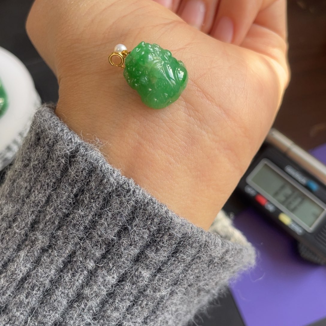 ****运翡翠18K金镶嵌颈饰