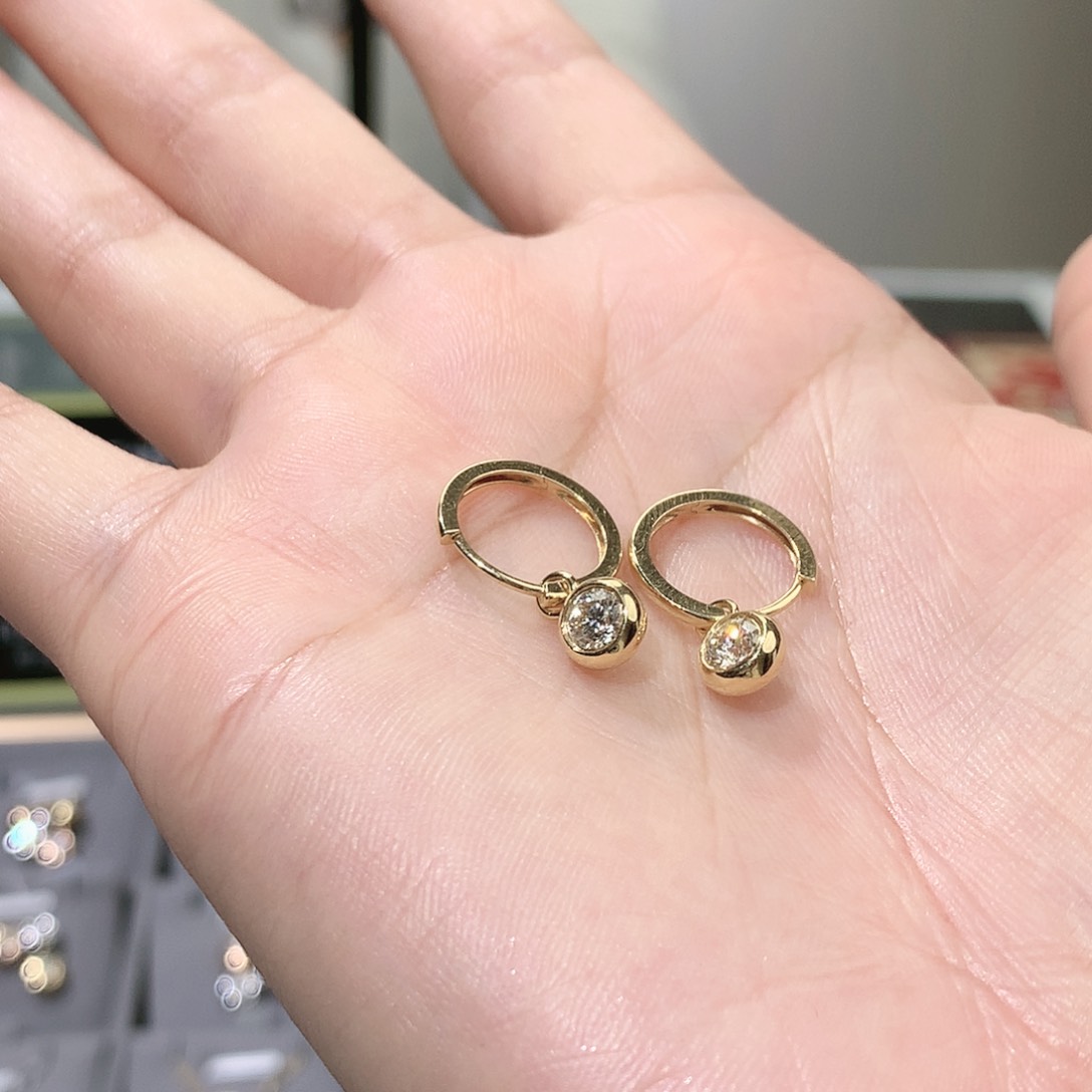 钻石耳饰18K金镶嵌一***头耳饰