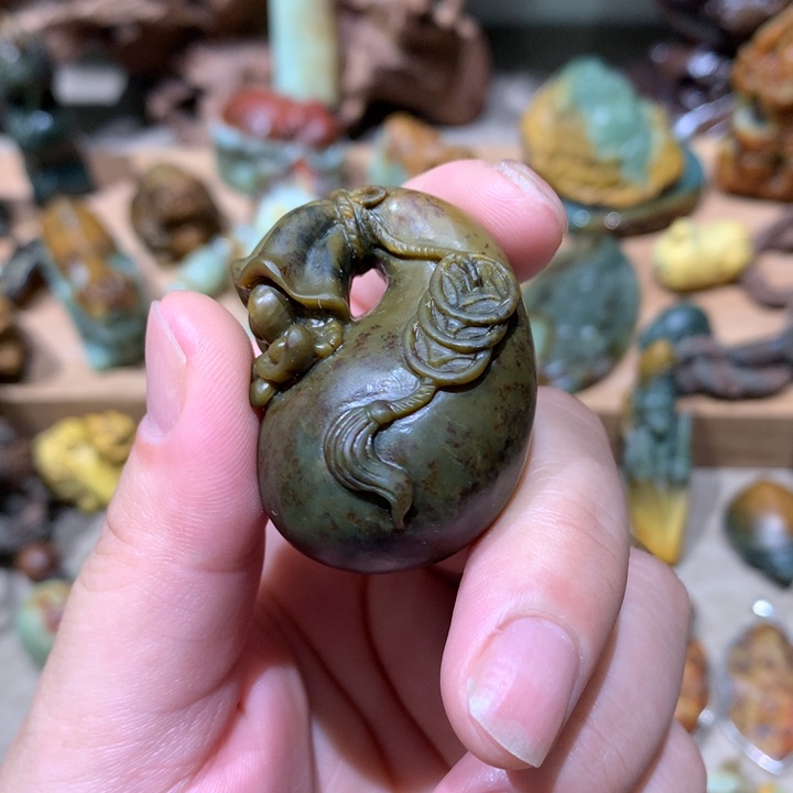 未镶嵌岫岩河磨玉（透闪石质玉）把件