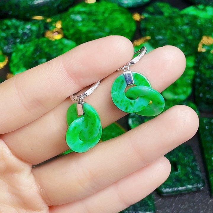 翡翠18K金镶嵌颈饰多样性