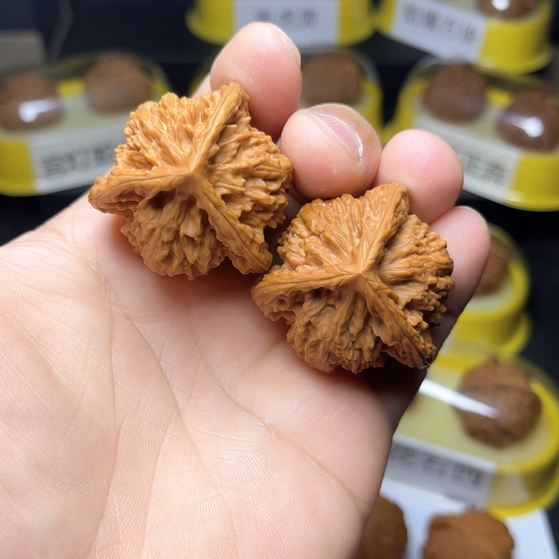 文玩核桃吊坠虎奔