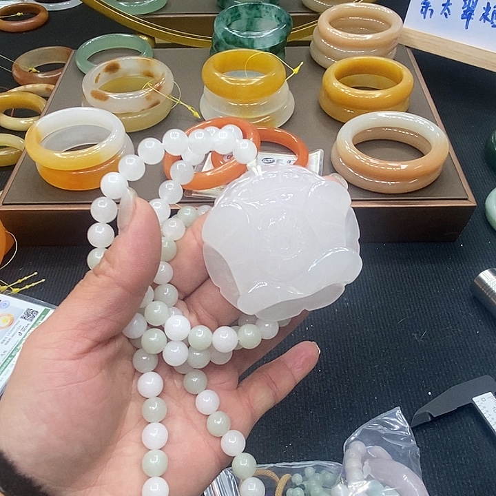 ˶****石英质玉（黄龙玉）未镶嵌手镯