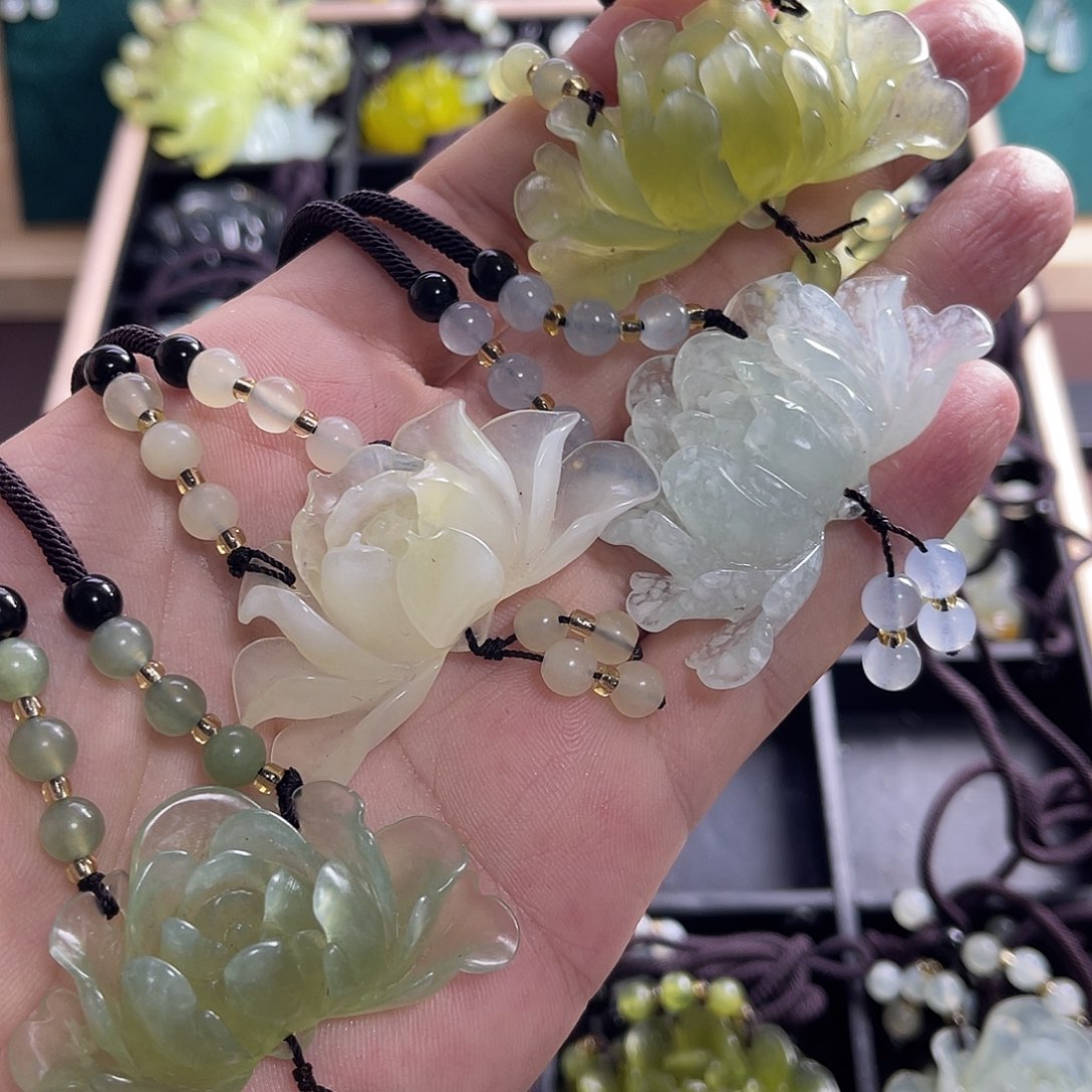 漫***天蛇纹石玉未镶嵌颈饰