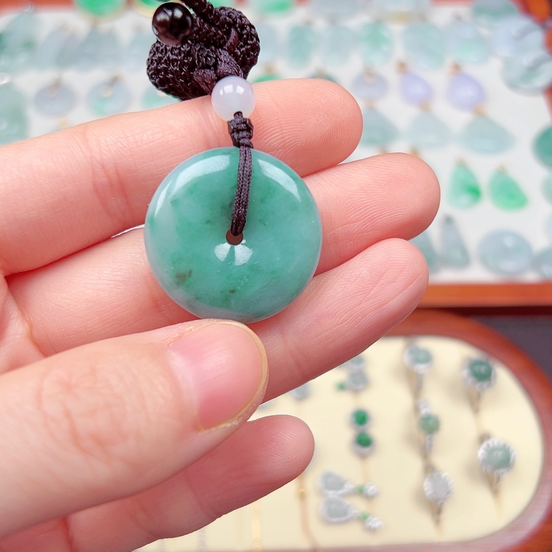 翡翠颈饰未镶嵌平安扣