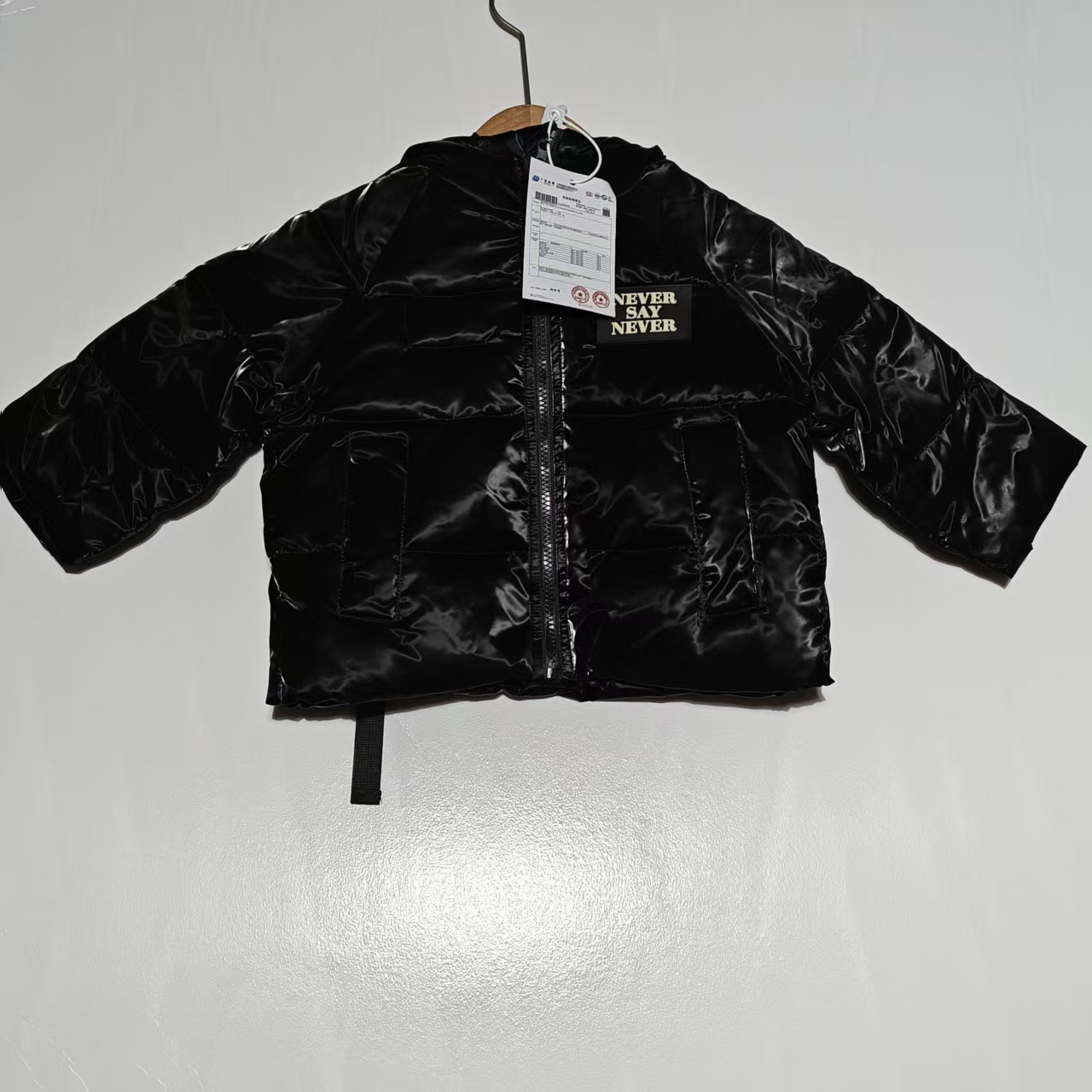 儿童冬季羽绒服 丝绒黑色亮面款  休闲风字母装饰外套  23D160