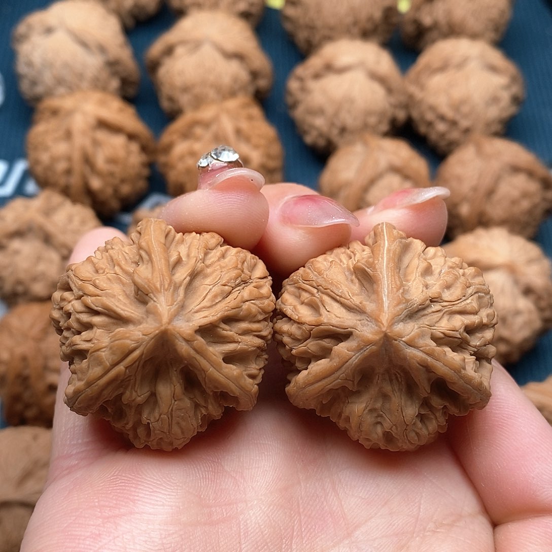 文玩核桃吊坠玉龙