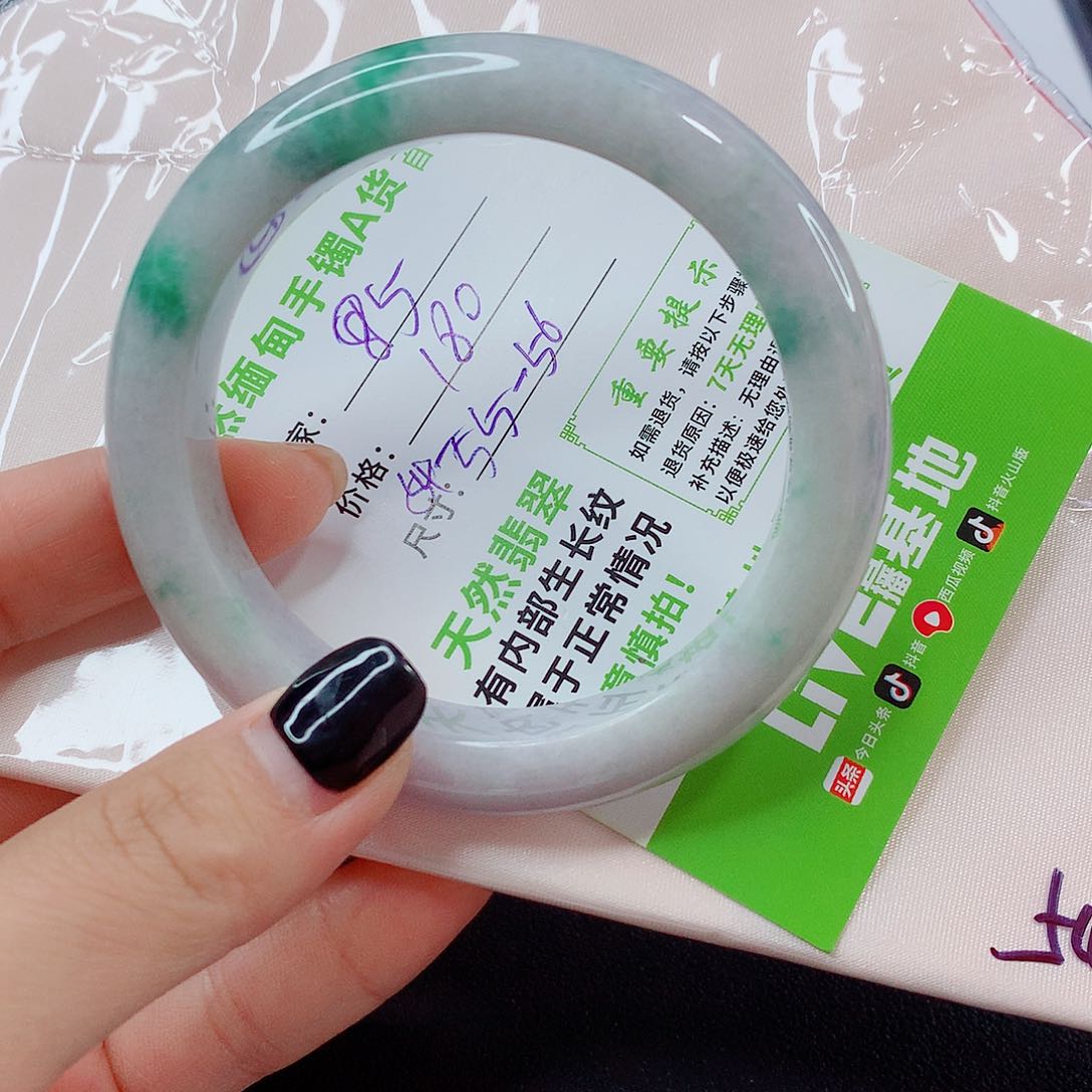 翡翠手镯未镶嵌翡翠