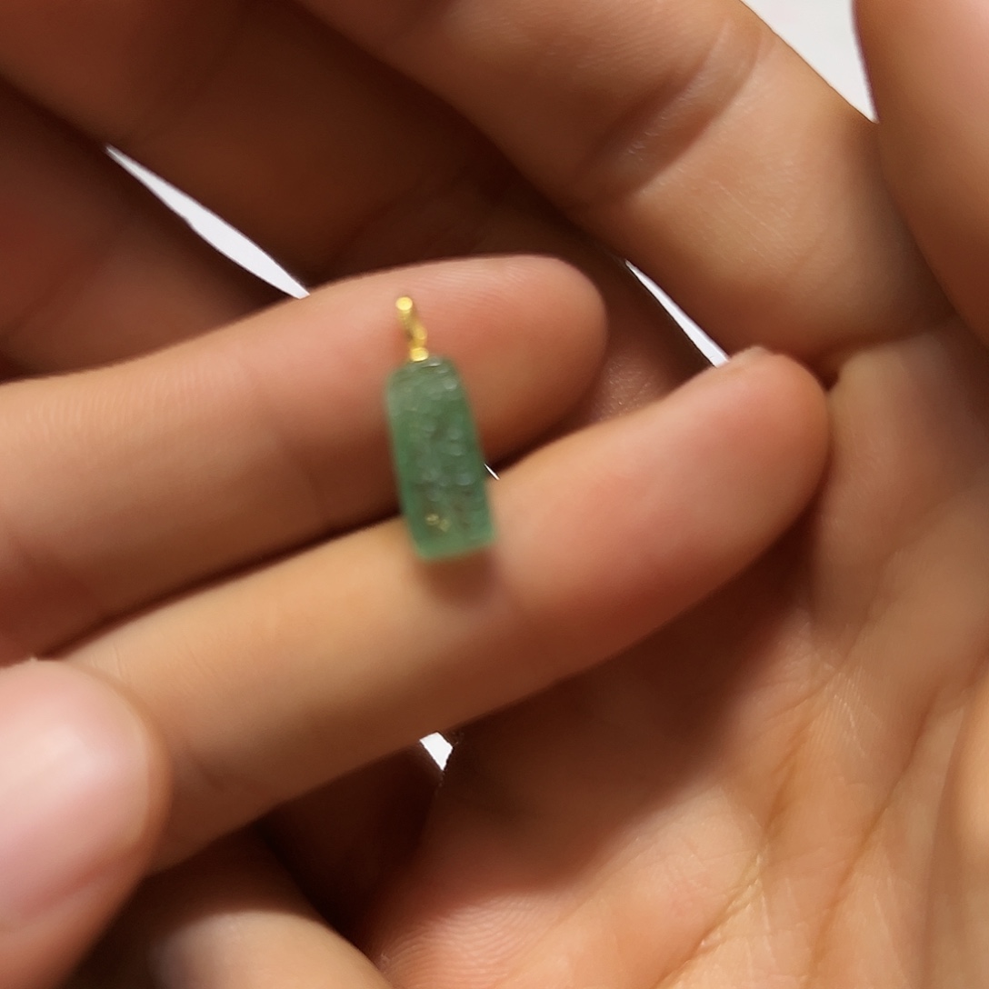 中***女颈饰18K金镶嵌碧玺