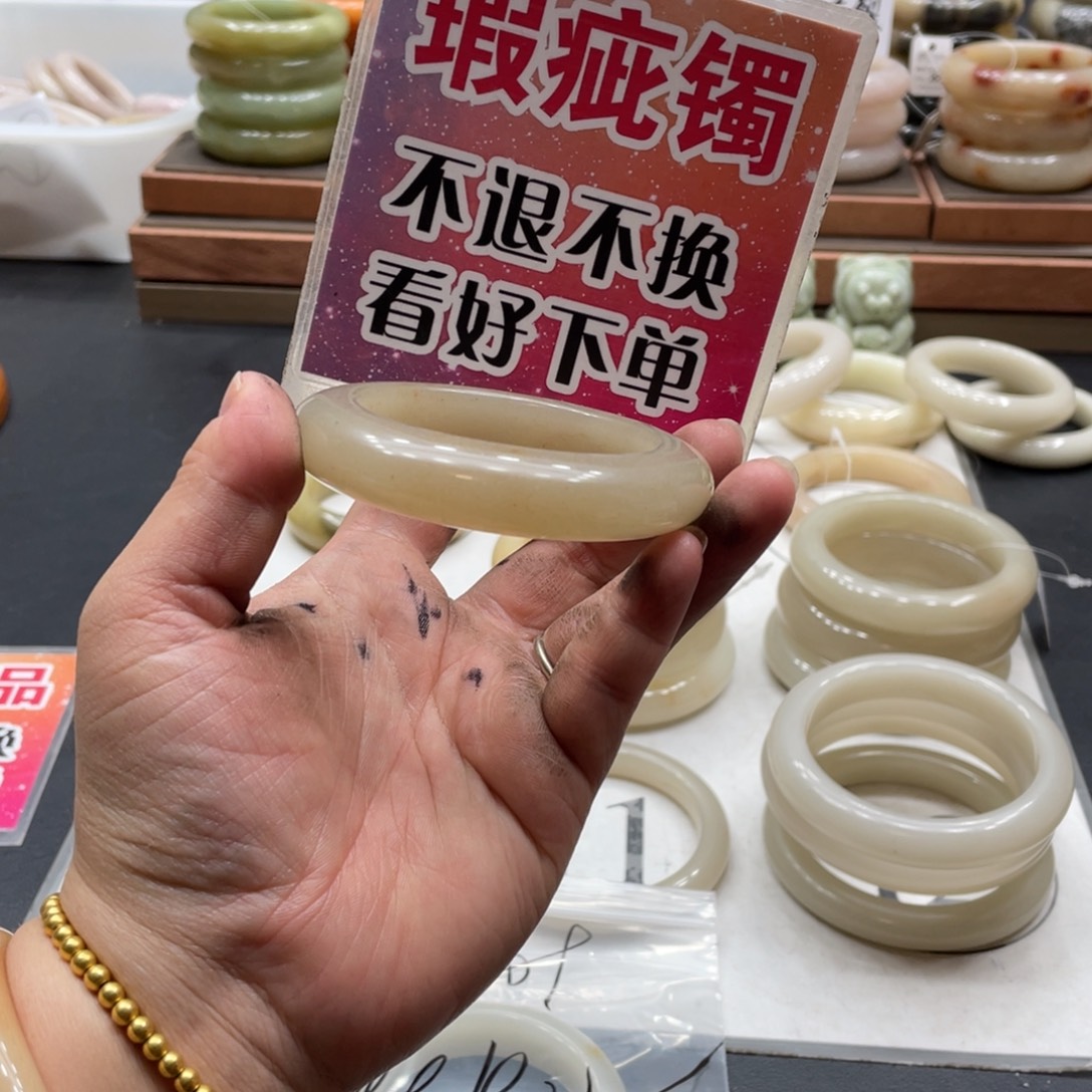 水***)未镶嵌手镯石英质玉