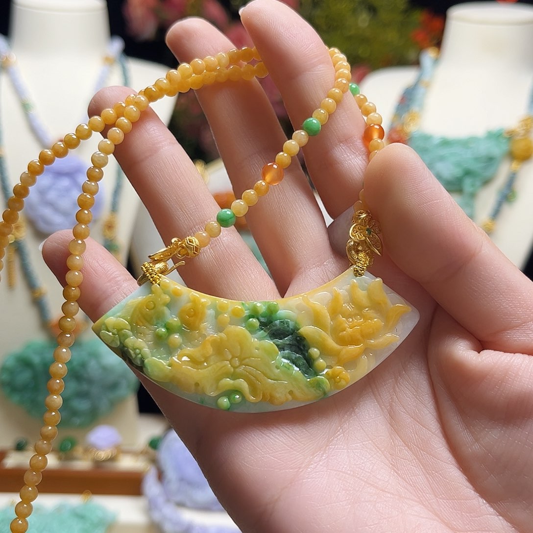 翡翠颈饰未镶嵌弯弯