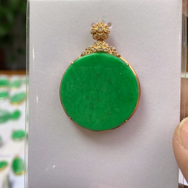 翡翠颈饰18K金镶嵌翡翠