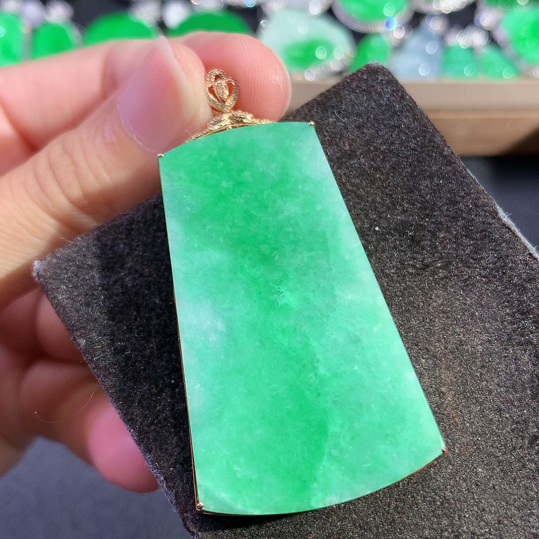 翡翠18K金镶嵌吊坠(赠链)