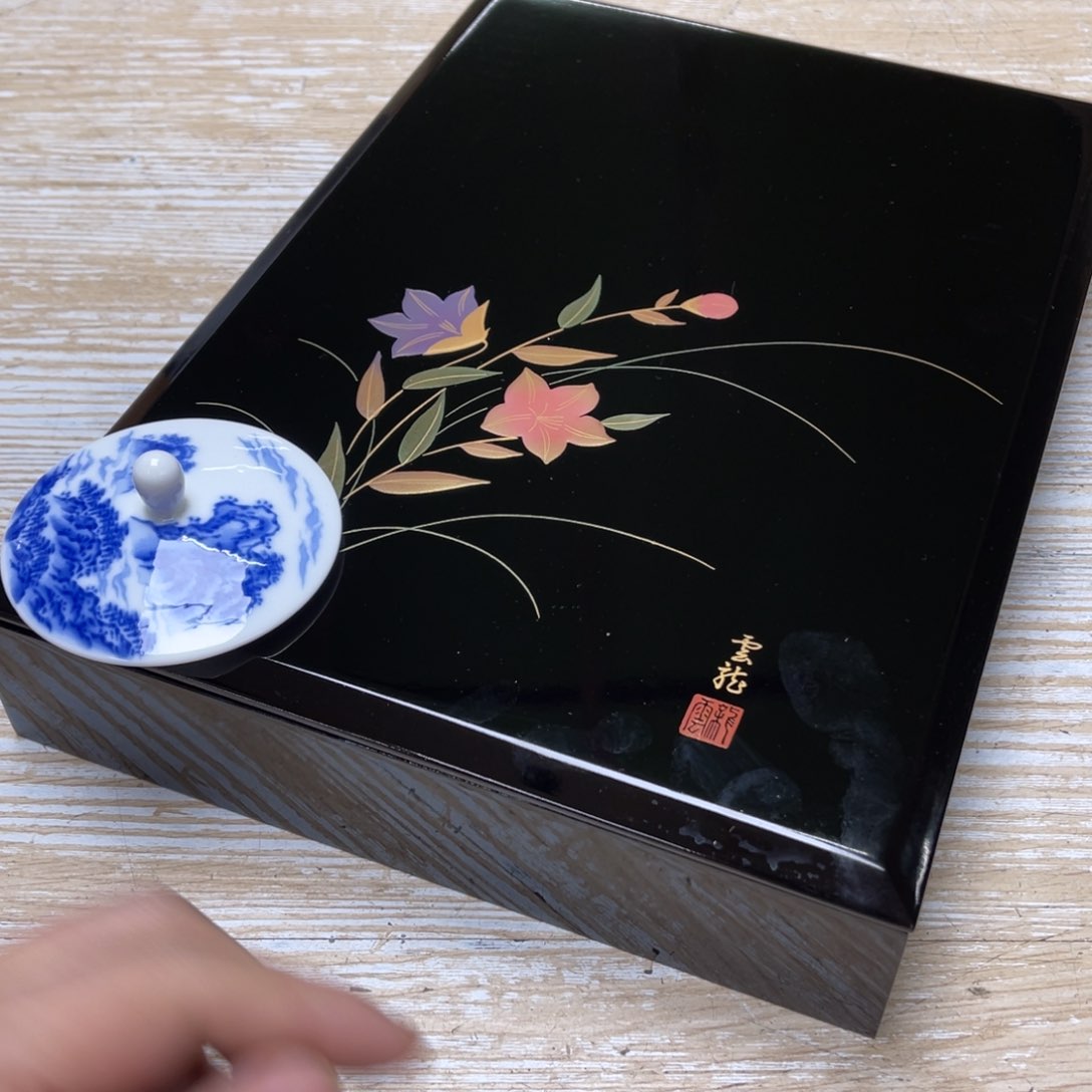 瓷片密密麻麻地排列着一个