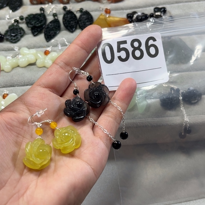 心***依合金蛇纹石玉耳饰