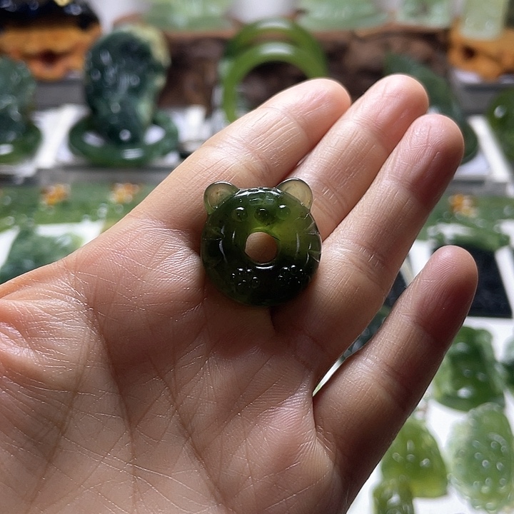 蛇纹石玉颈饰未镶嵌