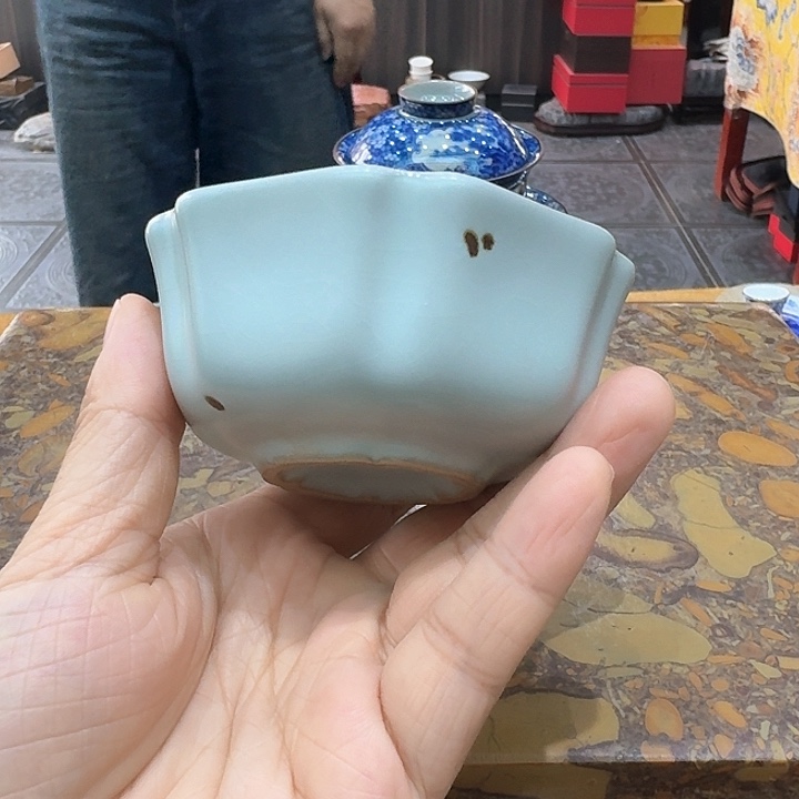 元杯倒汝瓷杯一个，瓷。。。